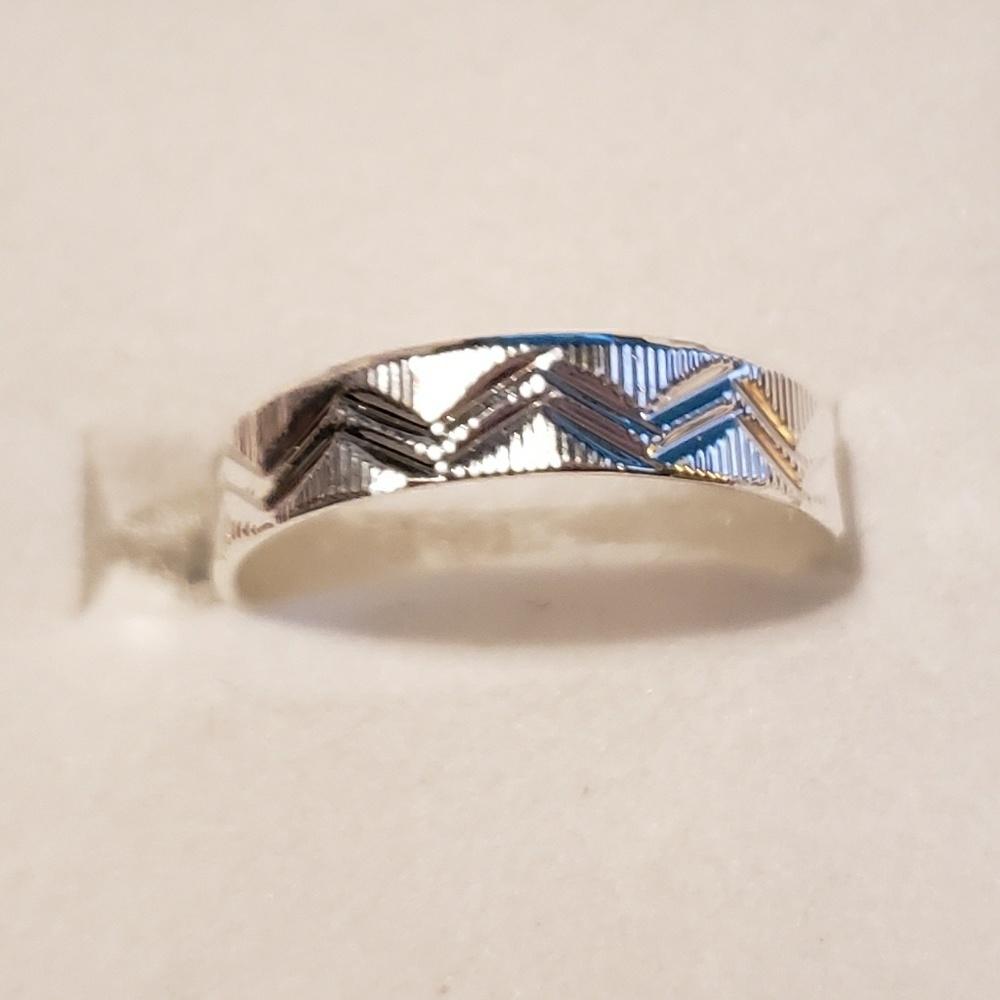 🛍 Silver tone ring